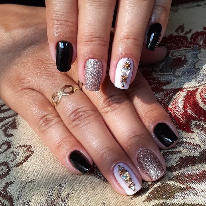 unhas decoradas em preto e branco 113