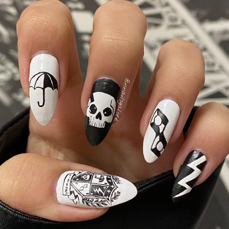 unhas decoradas em preto e branco 115