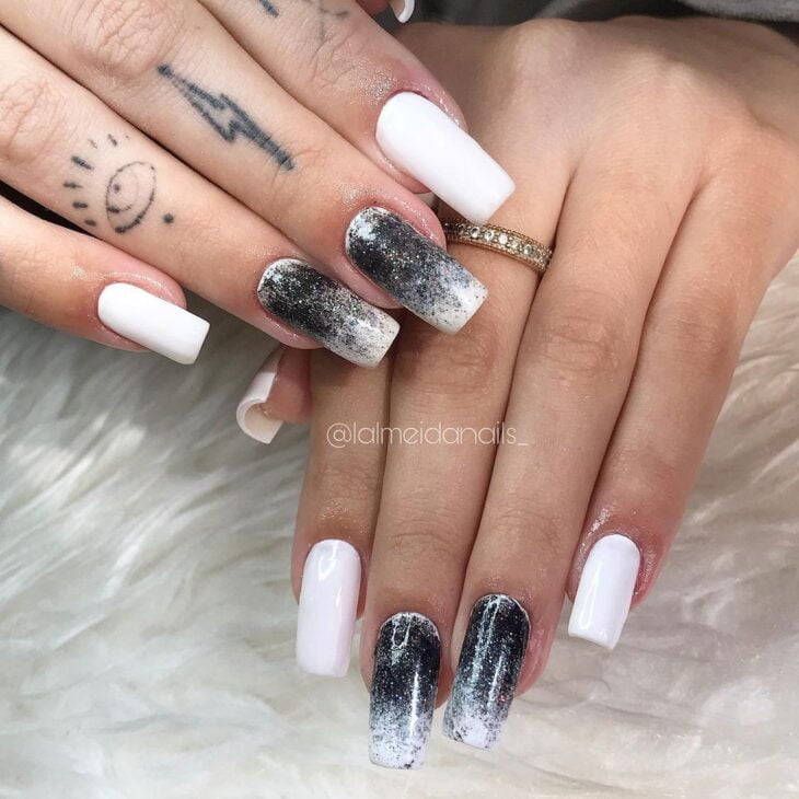 unhas decoradas em preto e branco 121