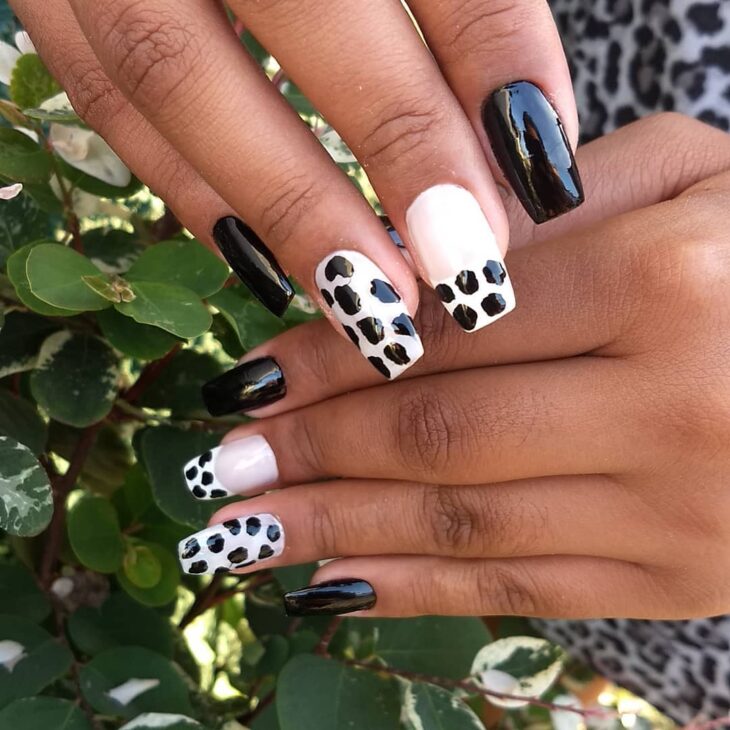 unhas decoradas em preto e branco 72