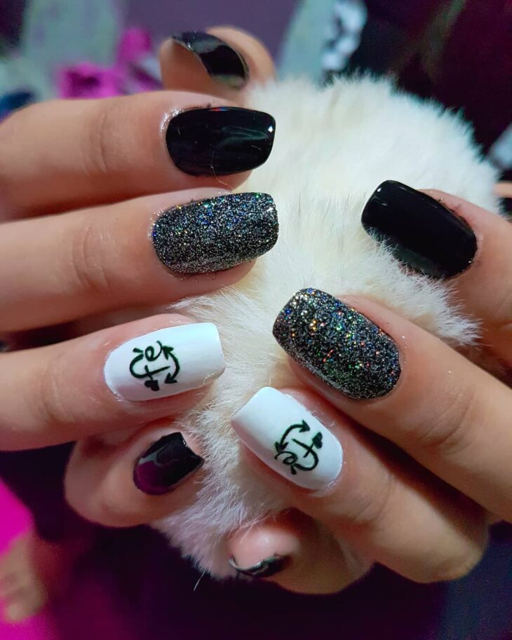 unhas decoradas em preto e branco 126