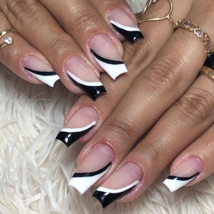 unhas decoradas em preto e branco 73