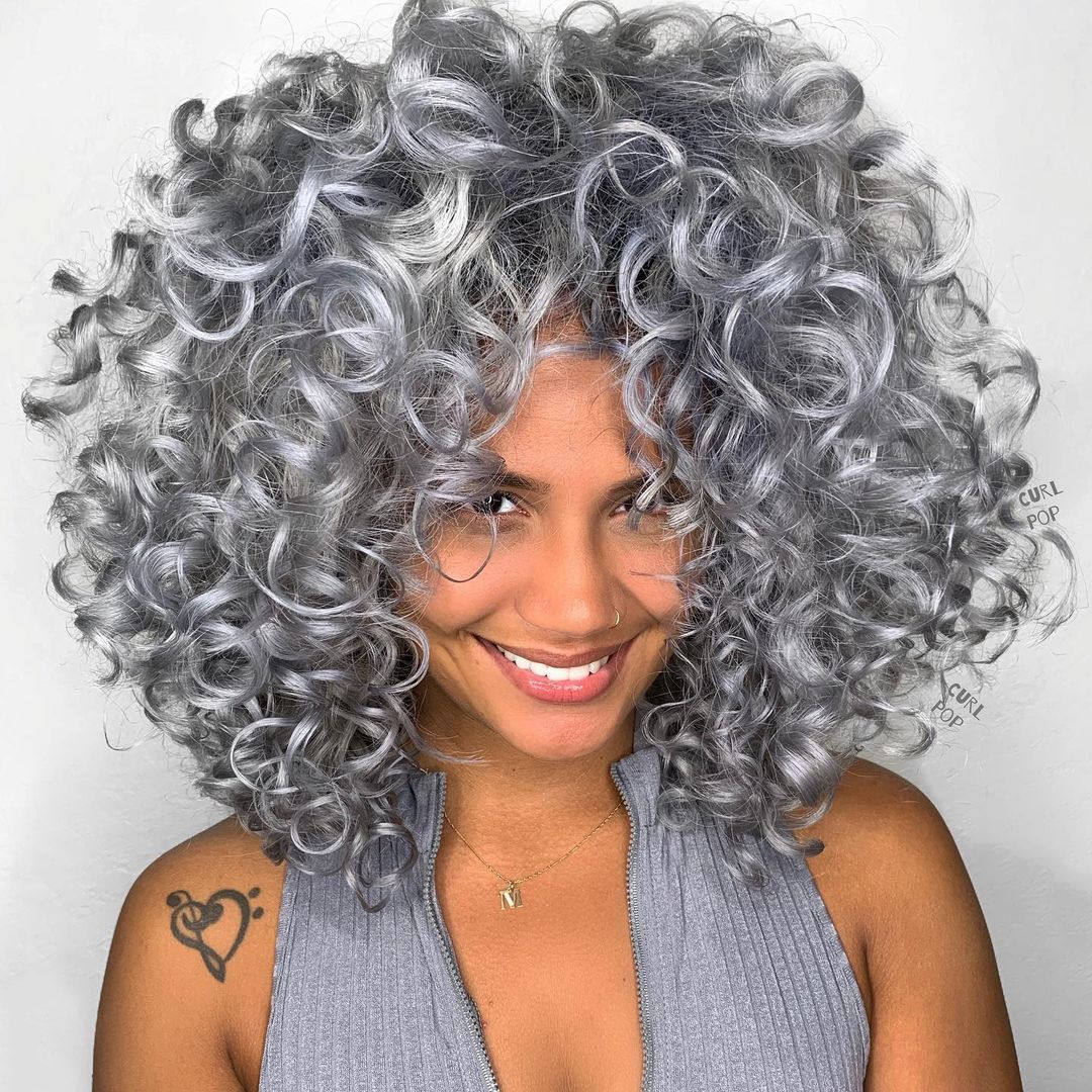 Cabelo cinza: 50 fotos e dicas para atingir e cuidar da cor