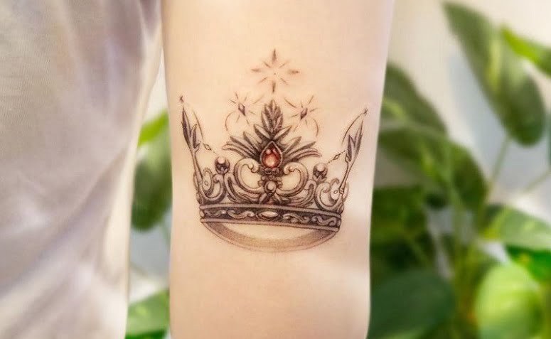 125 Tatuagens de Reis, Rainhas e Coroas para Tatuar [IDEIAS]