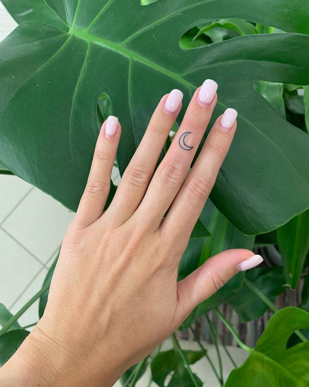 Tatuagem no dedo: 70 fotos e dicas para sua próxima tattoo