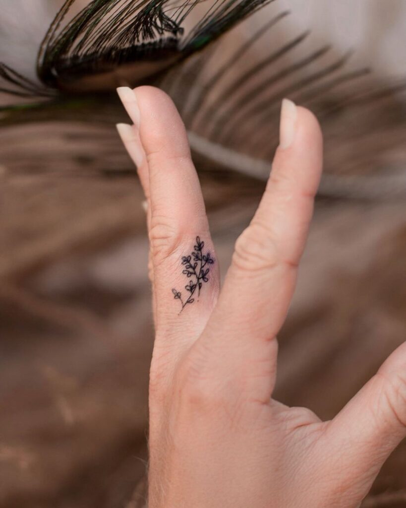 Tatuagem no dedo: 70 fotos e dicas para sua próxima tattoo