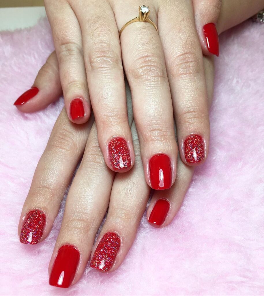 Unhas vermelhas com glitter: 60 fotos + vídeos para arrasar