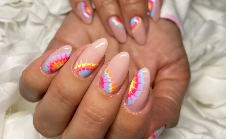 30 fotos de unhas tie dye para fazer uma nail art psicodélica