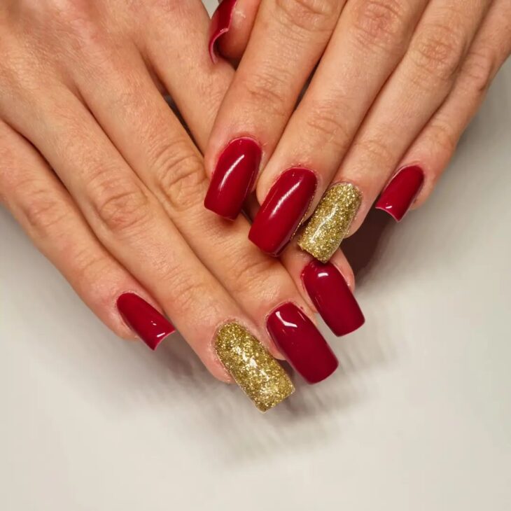 unhas vermelhas com dourado 58