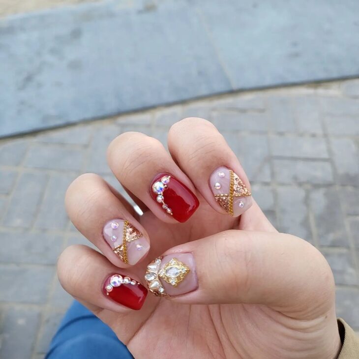 unhas vermelhas com dourado 78