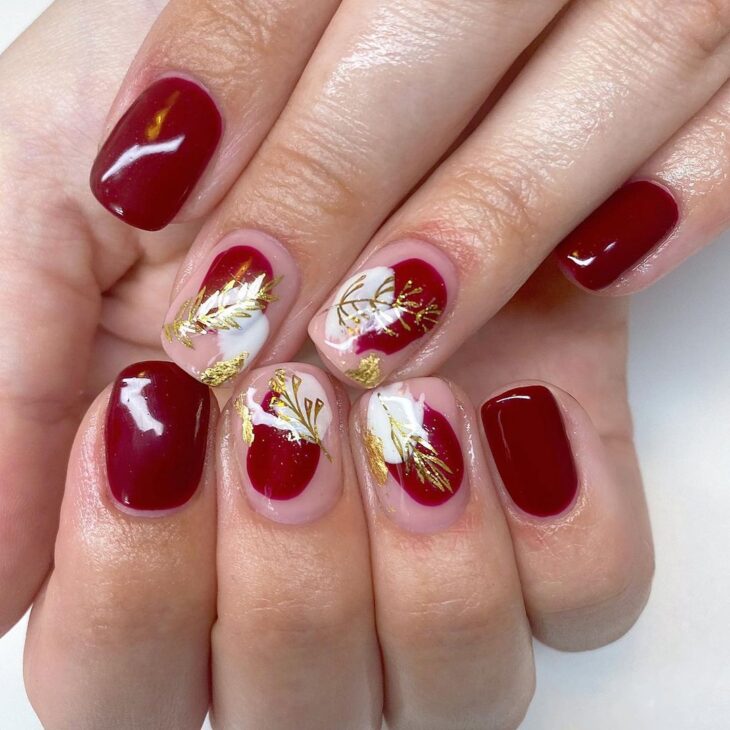 unhas vermelhas com dourado 82