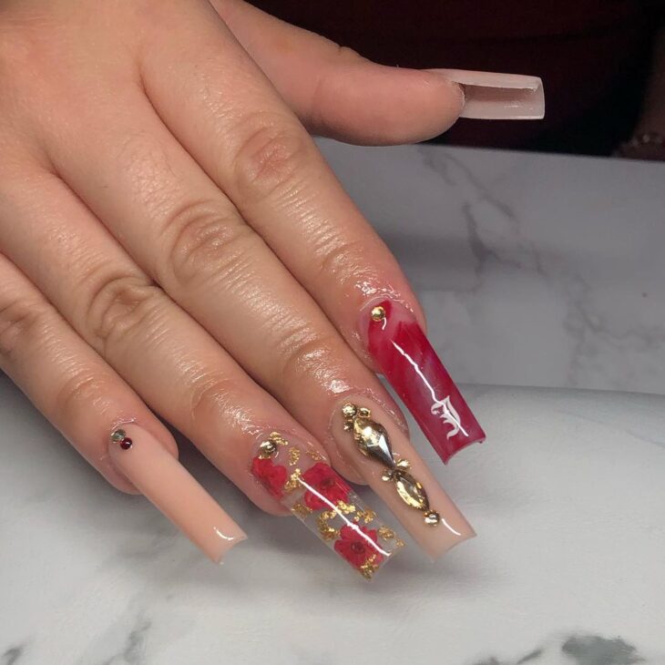 unhas vermelhas com dourado 87