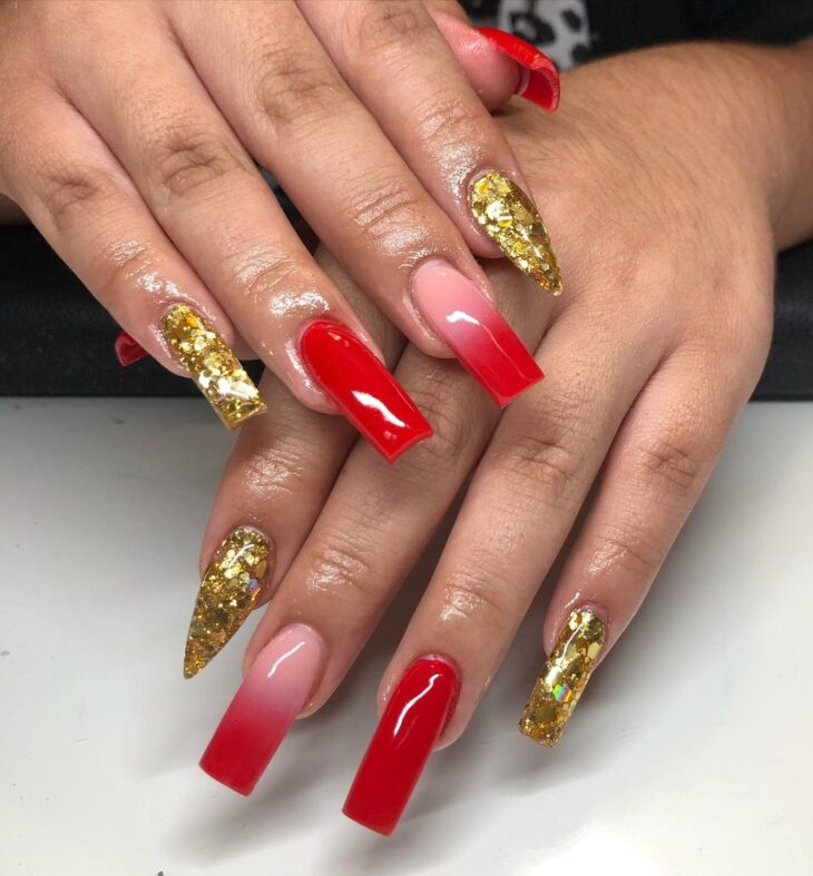 unhas vermelhas com dourado 90