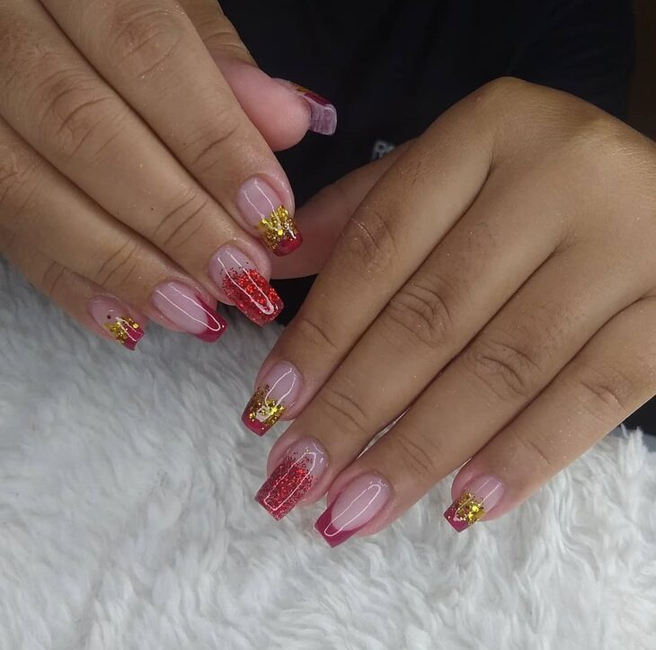 unhas vermelhas com dourado 91