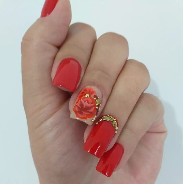 unhas vermelhas com dourado 95