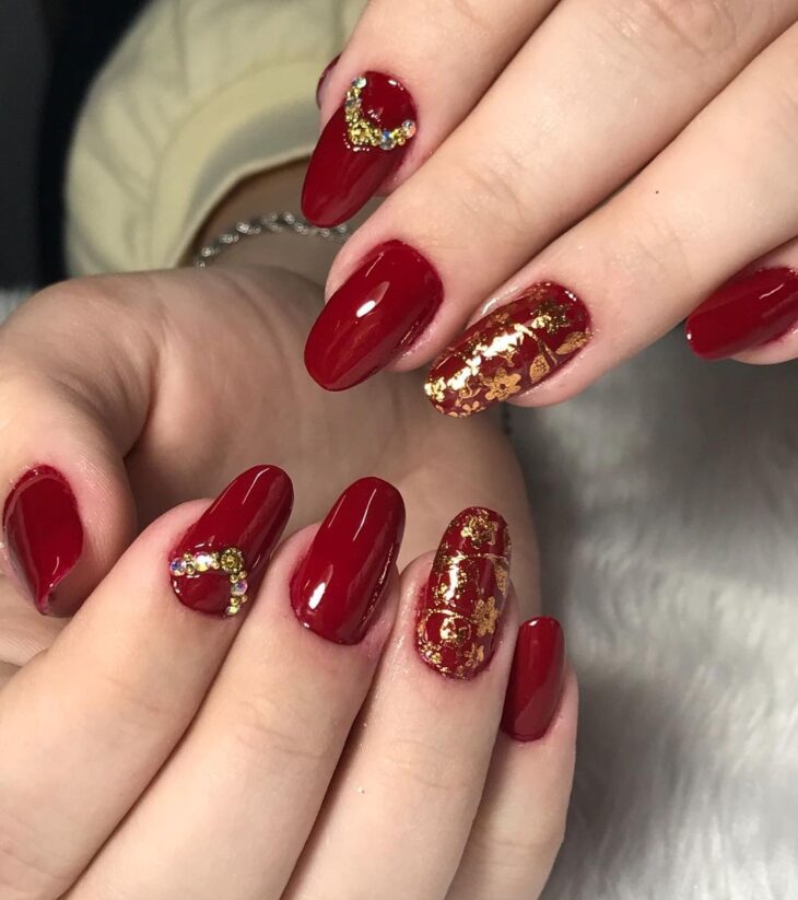 unhas vermelhas com dourado 97