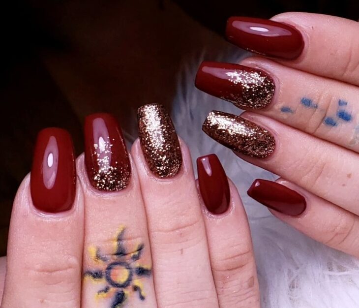 unhas vermelhas com dourado 98