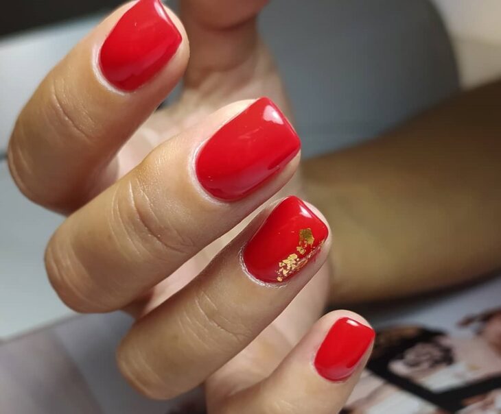 unhas vermelhas com dourado 99