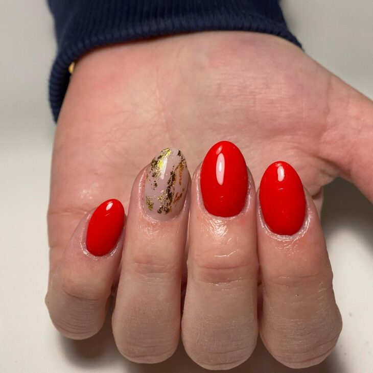 unhas vermelhas com dourado 100