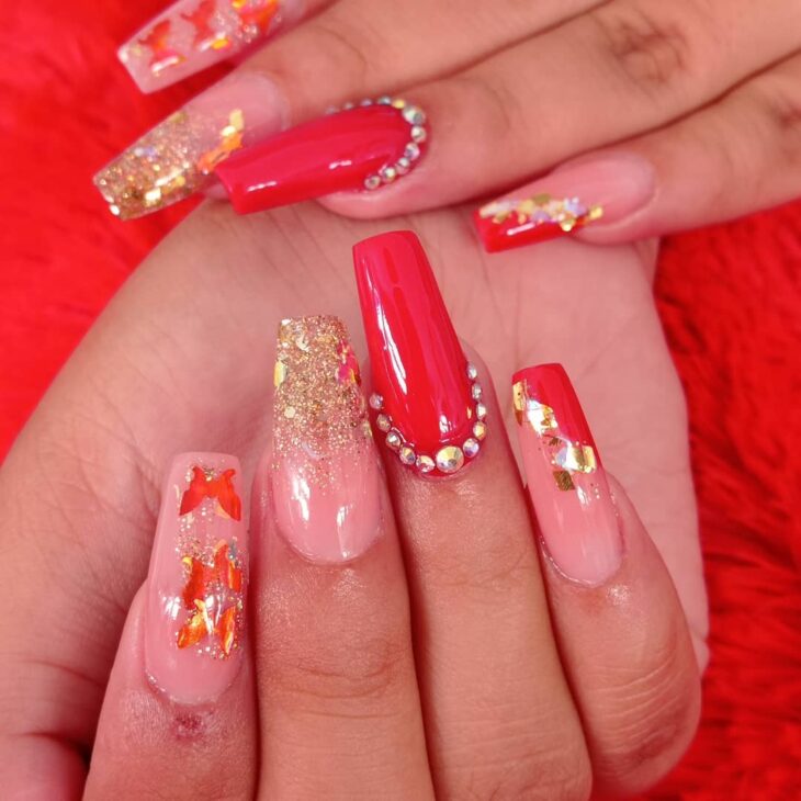 unhas vermelhas com dourado 105