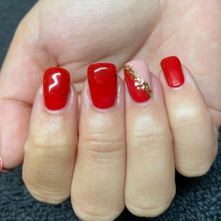 unhas vermelhas com dourado 106