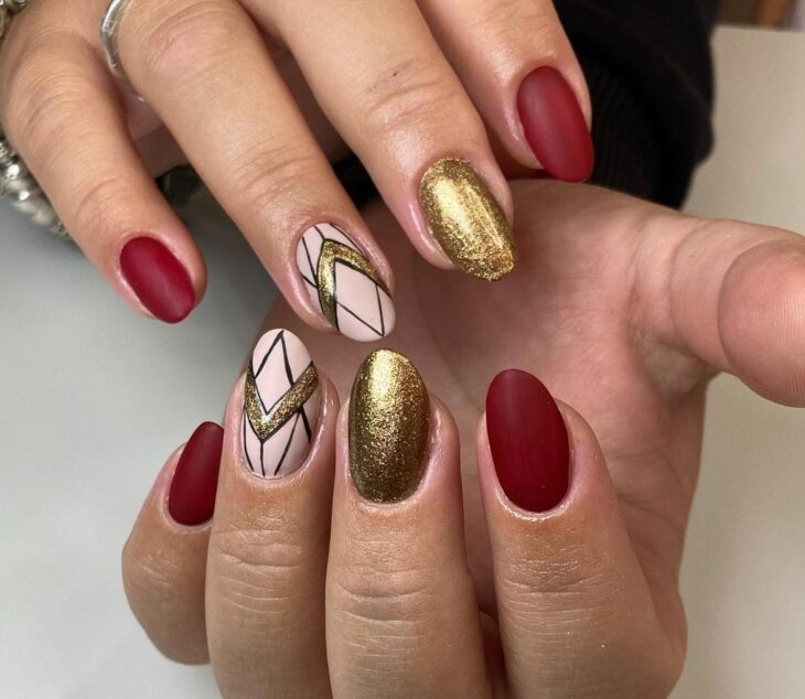 unhas vermelhas com dourado 62