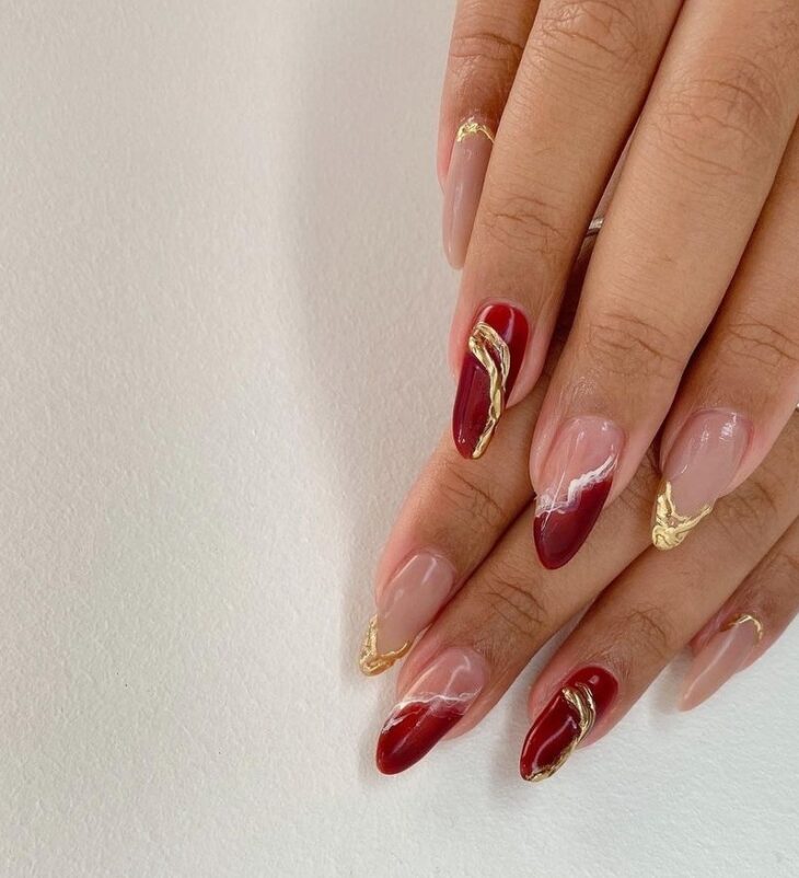 unhas vermelhas com dourado 65