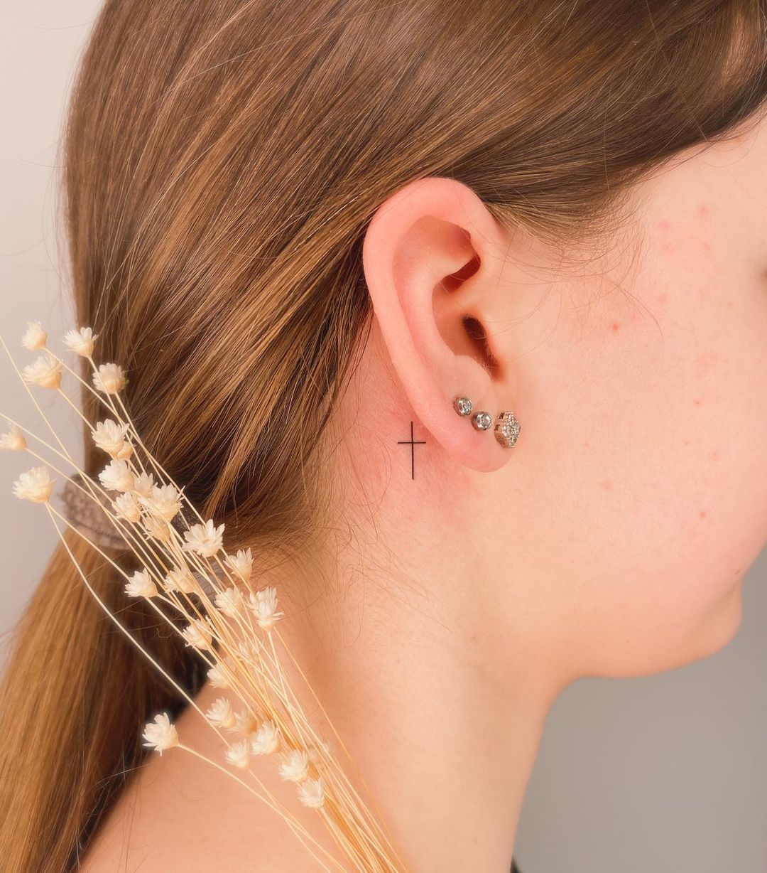 Tatuagem atrás da orelha: 80 ideias para marcar na pele