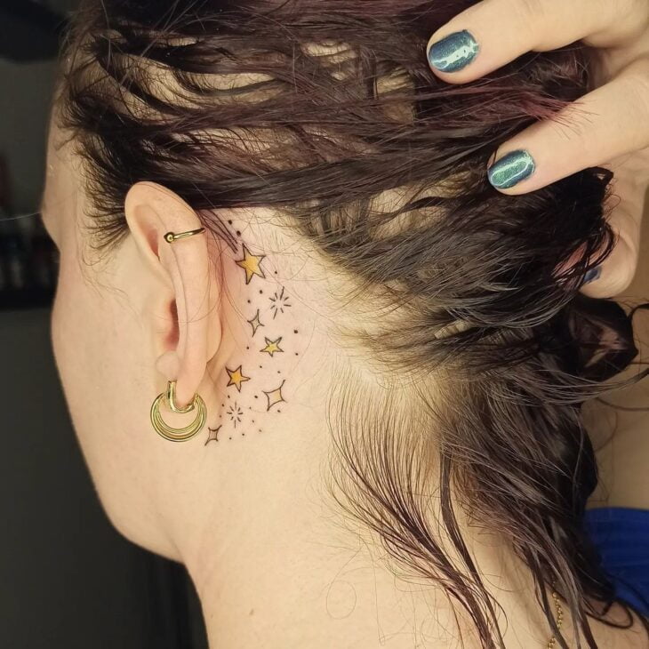 tatuagem atrás da orelha 112
