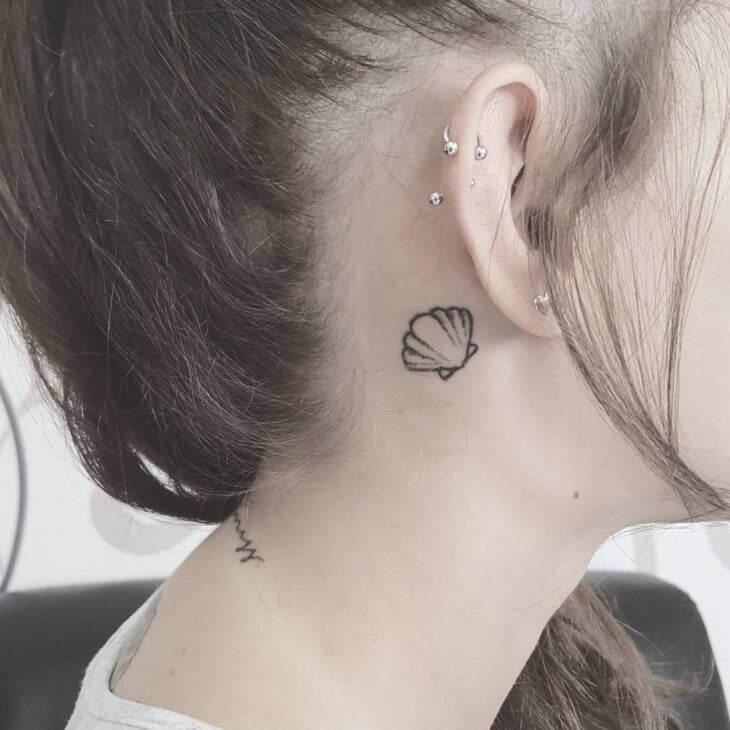 tatuagem atrás da orelha 136