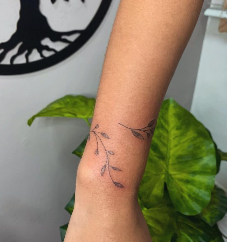 20 ideias de tatuagem bracelete para quem ama desenhos delicados