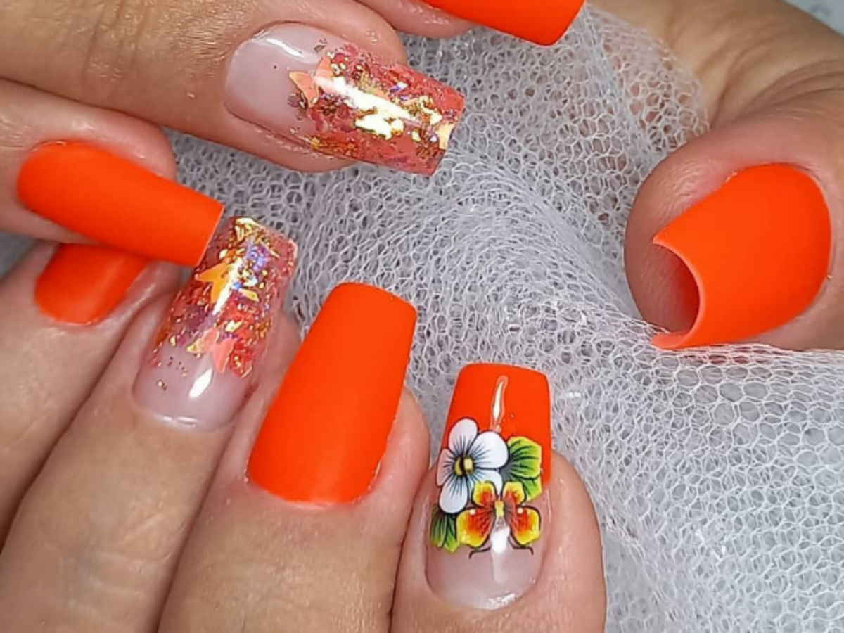 Unhas laranja com glitter e francesinha