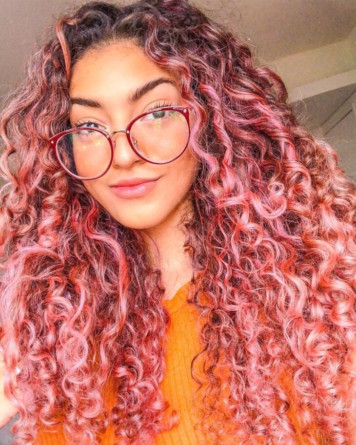 cabelo cacheado rosa 70