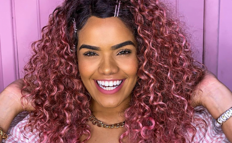 40 ideias de cabelo cacheado rosa para cachos estilosos