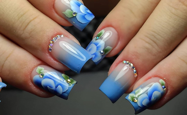 45 fotos de unhas delicadas com esmalte azul-claro