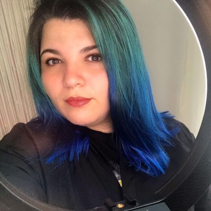 cabelo azul nas pontas