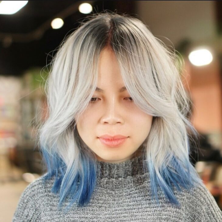 cabelo azul nas pontas