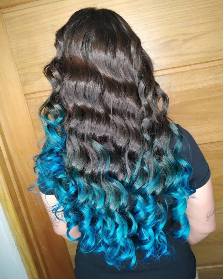 cabelo azul nas pontas