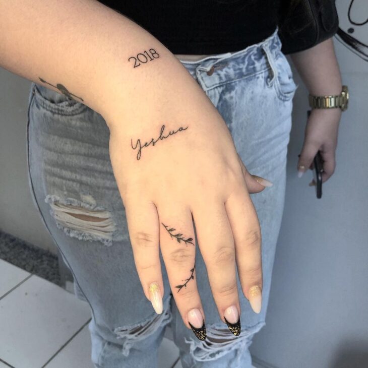 tatuagem na mão feminina frases