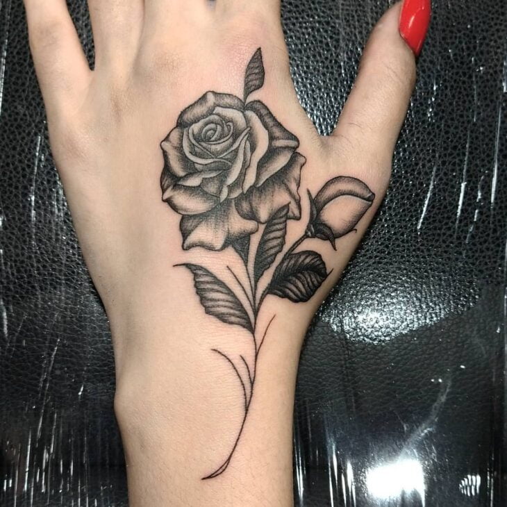 Tatuagem na mão feminina – 66 Ideias lindas para você se apaixonar!