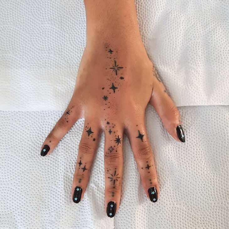 Tatuagens delicadas na mão - Tatuagens delicadas mil grau