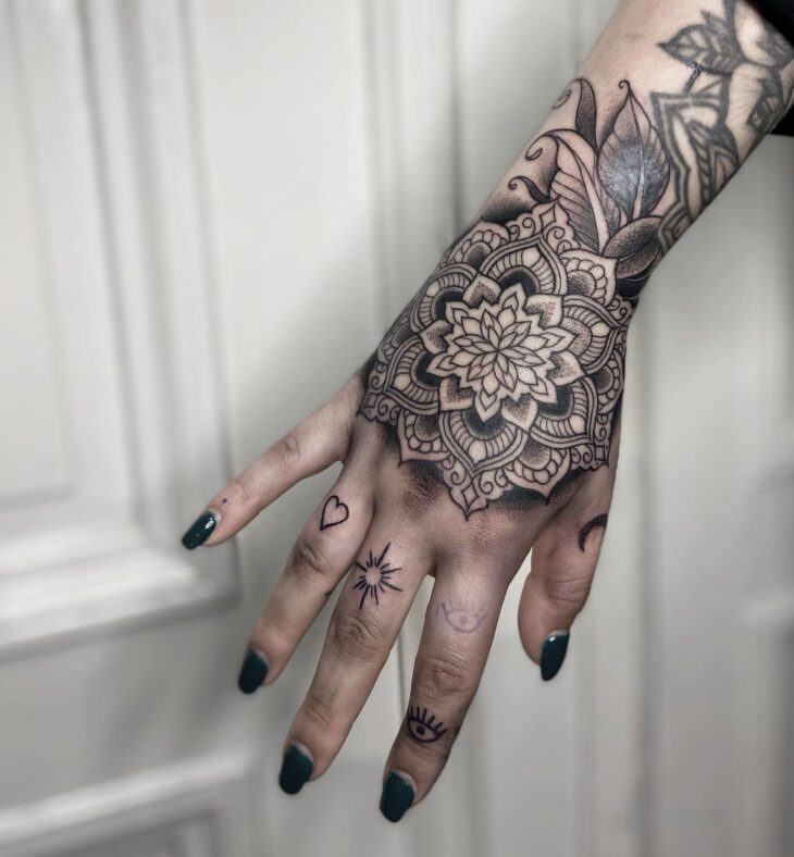 tatuagem na mão 68