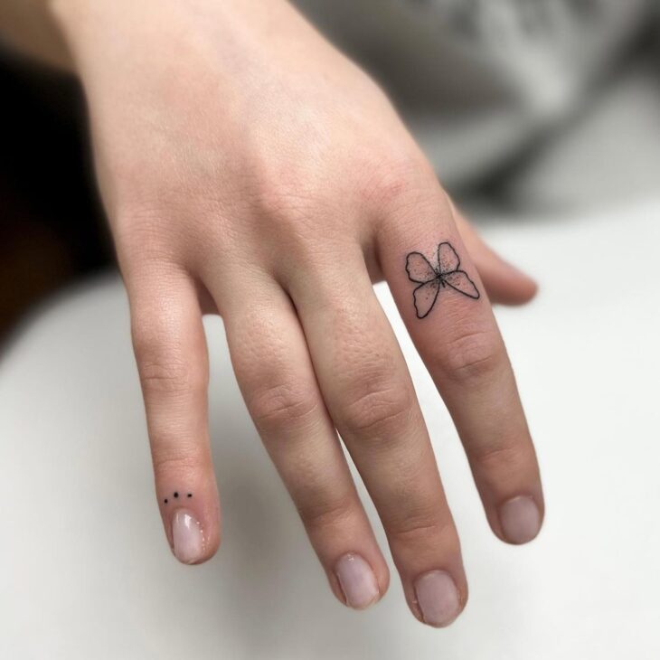 tattoo minimalismo na mãobatata, várias pequenas tattoos na mão.#Itaju