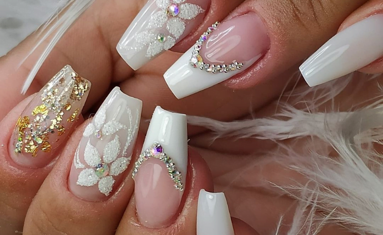 90 ideias de unhas claras decoradas que unem beleza e glamour