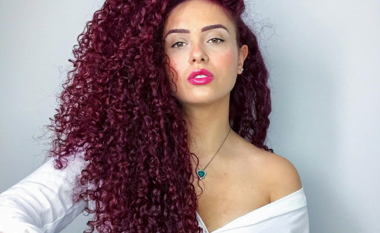 Foto de Jovem Vermelho Cabelo Lindo Modelo Com Cabelo Longo Cacheado E Bem  Preparado Ondas De Cabelo Excelente e mais fotos de stock de Pelo - iStock