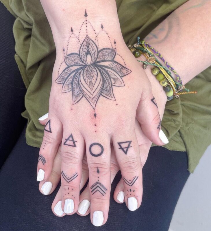 tatuagem de flor de lótus 9