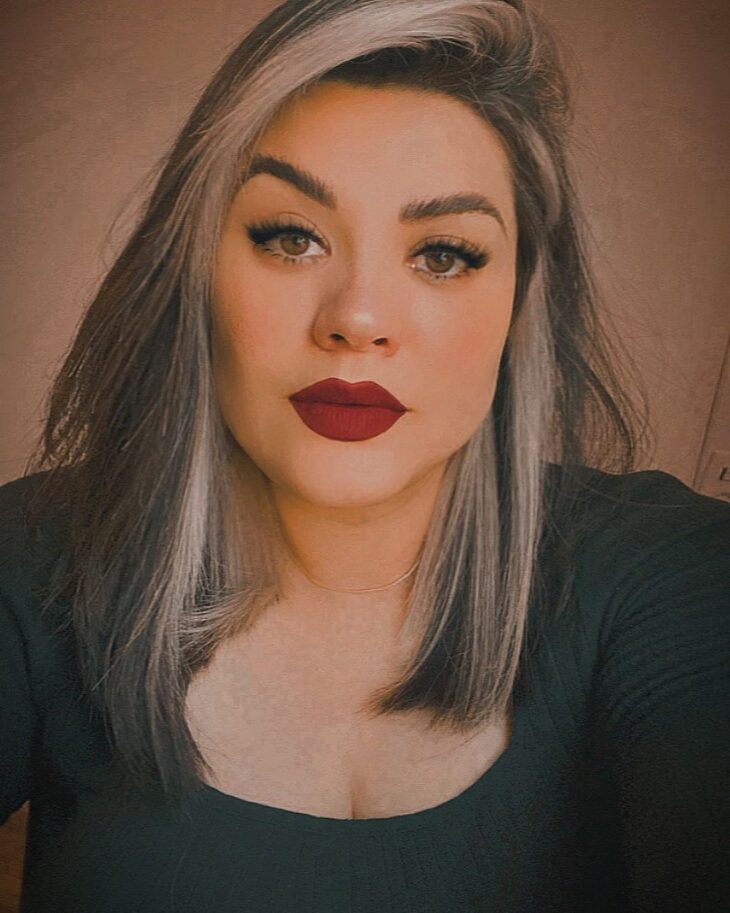 mulher com mecha branca no cabelo