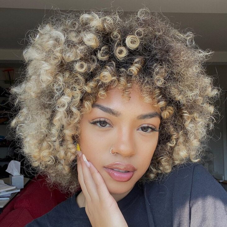 morena iluminada em cabelo curto 63
