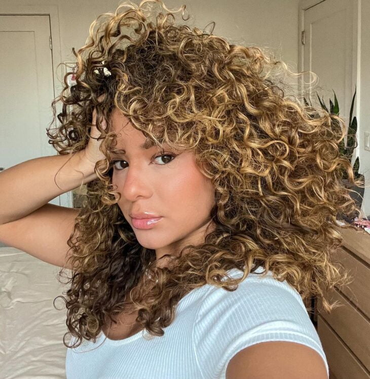 morena iluminada cacheada 47