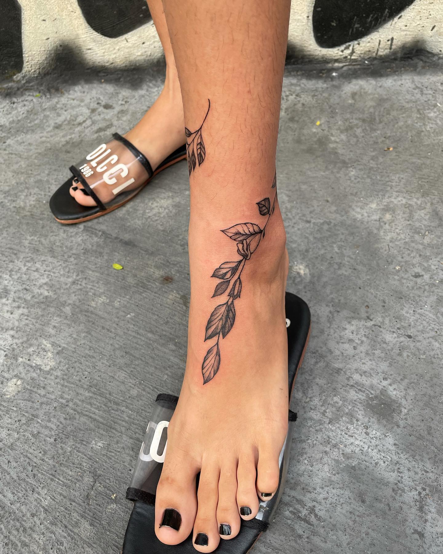 tatuagem no pé 222